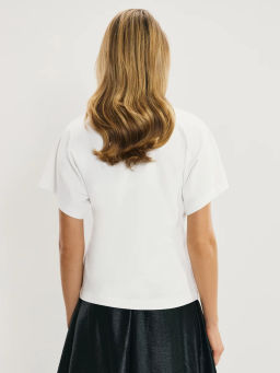 Футболка с брошью из перьев / Zarina