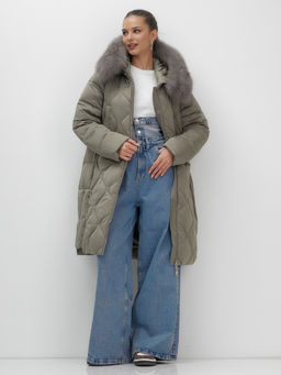 Пальто зимнее утепленное с мехом и капюшоном тренд коричневого цвета 7753K - Visdeer фото 5