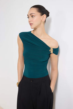 Petrol Fitted/Vucuda Oturan Asimetrik Yaka Aksesuar Detayl? Esnek Orme Bluz TWOSS26BZ00102