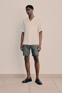 Pantalon corto en sarga de algodon Slim Fit