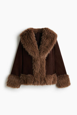 Chaqueta con ribetes efecto pelo