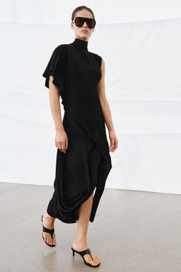 FALDA MIDI DRAPEADA / Negro