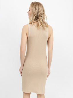Однотонное платье в рубчик в бежевом оттенке