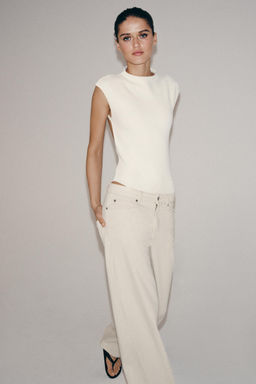BODY STRETCH CUT OUT / Blanco roto