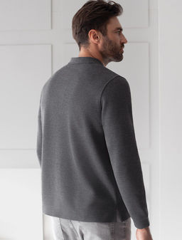 Лонгслив из мягкого фактурного трикотажа с плетеным воротником поло на пуговицах