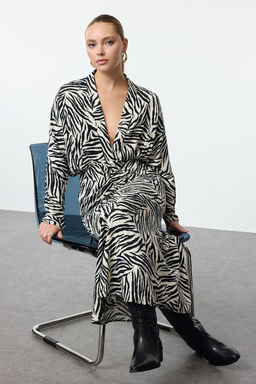 TRENDYOLMILLA Siyah Animal Desenli Etegi Buzgu Detayl? Dokuma Elbise TWOAW25EL00380