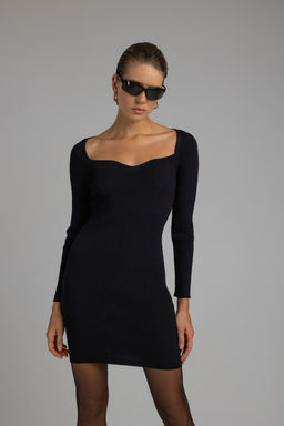 Трикотажное платье с фигурным вырезом