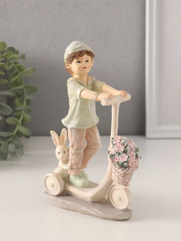 Фигурка полистоун Мальчишка на самокате, с кроликом и корзиной цветов, 11.5?4.5?16.5 см