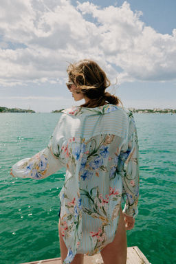 CAMISA SATINADA ESTAMPADO FLORAL / Multicolor