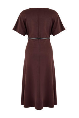 Kahverengi A-Kesim/Can Form Kay?k Yaka K?sa Kollu Kemerli Midi Interlok Orme Elbise TWOSS26EL00107 - Trendyolmilla фото 2