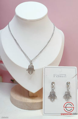 Комплект украшений женский: серьги гвоздики и подвеска ожерелье