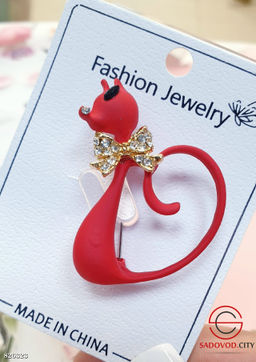 Брошь женская со стразами