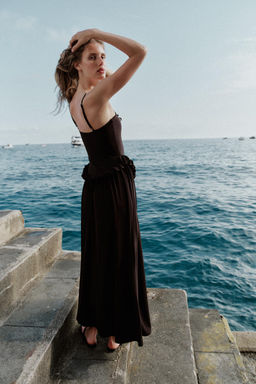 VESTIDO PEPLUM VOLUMEN / Marr?n oscuro