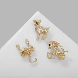 Цена за 12 шт. Брошь «Знаки зодиака», ассорти, гороскоп, белая в золоте