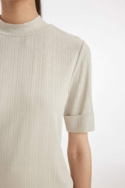 Женская классическая футболка с полуводолазкой в рубчик, базовая простая футболка с короткими рукавами - Defacto фото 5