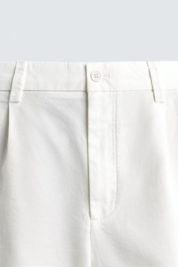 BERMUDA REGULAR FIT PLIEGUES / Blanco roto