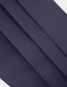 Темно-синий костюм с галстуком-бабочкой и поясом