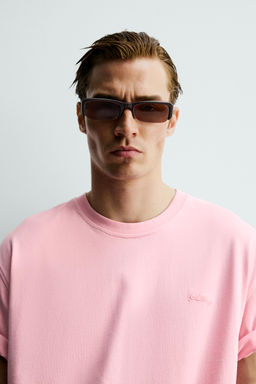 CAMISETA TEXTO BORDADO / Rosa lavado