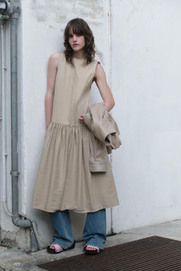 VESTIDO NYLON VOLUMEN / Piedra