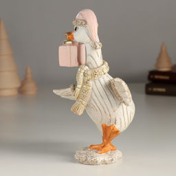 Фигурка полистоун «Гусь в шарфике и шапке с подарком», 10×9.5×16 см