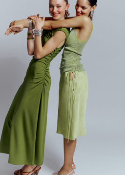 Vestido midi fruncido con escote ojo de cerradura - H&m фото 9