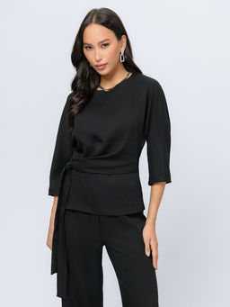 Блуза черного цвета с декоративным поясом