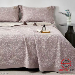 Покрывало на кровать с двумя наволочками