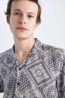 Гавайская рубашка из вискозы обычного кроя с принтом и короткими рукавами - Defacto фото 5