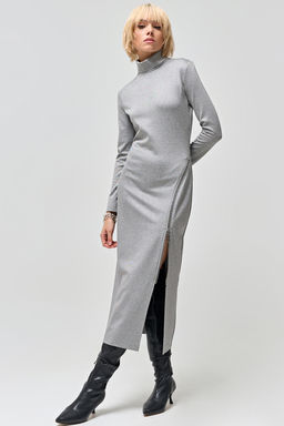 Платье из плотного трикотажа с застежкой на молнию серое новый год