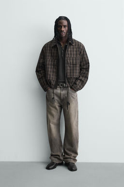 CAZADORA CROPPED FIT CUADROS / Negro / Marr?n