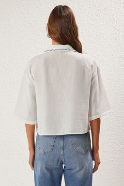 TRENDYOLMILLA Beyaz Yaka ve Dokuma Etek Ucu Nak?s Detayl? Regular Normal Kal?p Dokuma Gomlek TWOSS25GO00050  фото 5