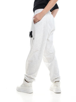 Брюки спортивные с эмблемой 22-7611 светло-серый меланж - Mini maxi фото 51