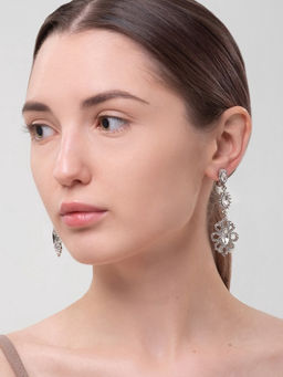 Клипсы для ушей висячие со стразами QF Ажур в стразах, эллипс, цвет белый в серебре