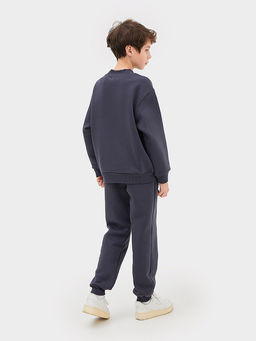 Комплект для мальчиков (джемпер, брюки) серый с печатью - Mark formelle фото 3