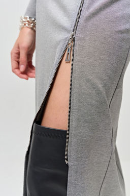 Платье из плотного трикотажа с застежкой на молнию серое новый год