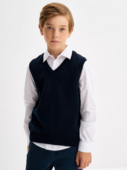 Темно-синий вязаный жилет для мальчика