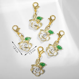Цена за 5 шт. Шарм для браслета на карабине «Цветок. Роза с завитком», зелёно-белый в золоте
