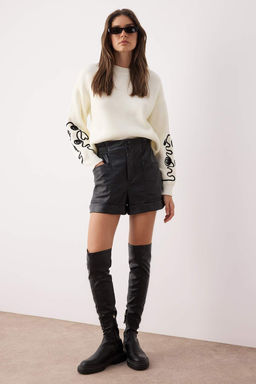Ekru Oversize/Genis Kal?p Kol Islemeli Triko Kazak TWOAW26KZ00037 - Trendyolmilla фото 2