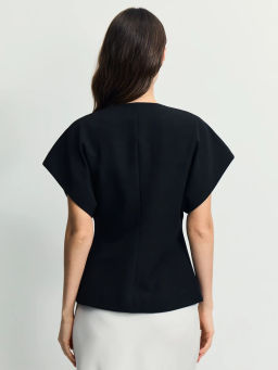 Приталенный жилет с декоративной пуговицей / Zarina