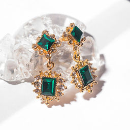 Серьги со стразами Ажур дуэт, цвет изумрудный в золоте