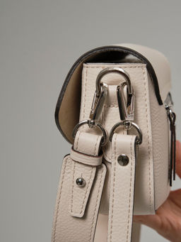 Сумка на плечо багет Azaro 31049 светлый крем