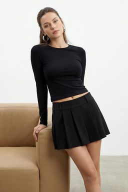 Siyah Piliseli Orta Bel Super Mini Dokuma Etek Gorunumlu Sort TWOAW25SR00038
