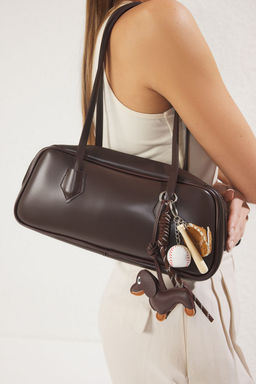 Kahverengi Kopek ve Beyzbol Figurlu Charm Detayl? Kad?n Mini Bowling Omuz Canta TAKSS25OC00021