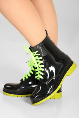 Резиновые ботинки с яркими шнурками