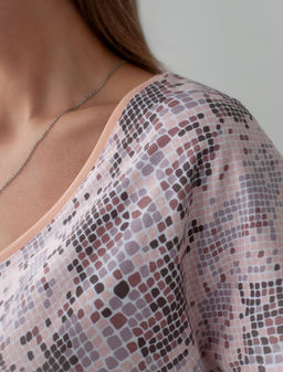 Футболка Vilatte свободная с V-вырезом из хлопка с принтом кофейная  фото 4