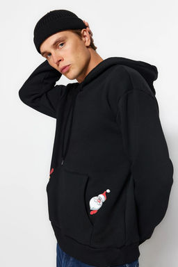TRENDYOL MAN Siyah Oversize/Genis Kesim Kapusonlu Cepli Y?lbas? Temal? Sweatshirt TMNAW23SW00110