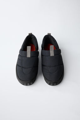 ZAPATILLA ACOLCHADA / Negro