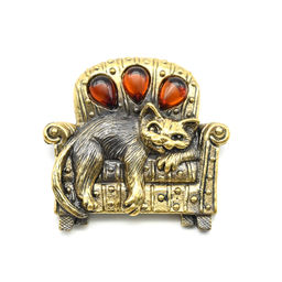 Брошь булавка из бронзы с янтарем Кот на бержере 35*33мм цв.коньячный