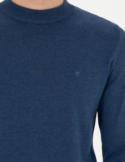 Базовый трикотажный свитер стандартного кроя цвета индиго с четверть-черепаховым воротником