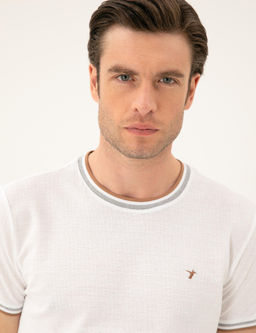 Белая приталенная футболка с круглым вырезом